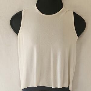 Laura Ashley Sleeveless Classic Knit Blouse with Crew neckline Womens Size Small